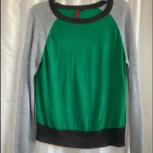 Fun kelly green / charcoal / gray thin sweater